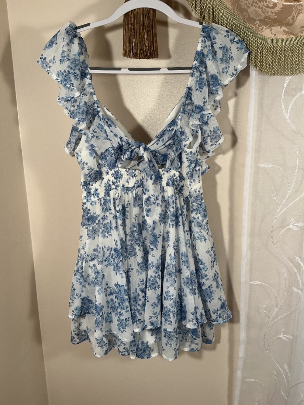 NWT White & Blue Floral Ruffled sleeve Romper Tie Back Tiered babydoll Sz M - Picture 3 of 10